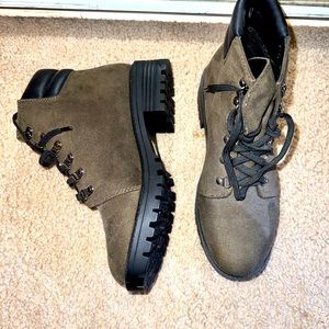 Size 8, womens dark green boots.